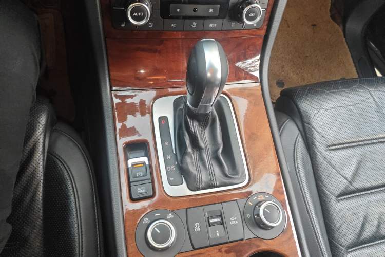 Used Volkswagen Touareg 2011 3.0 TSI Comfort Version Gear Lever