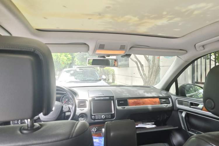 Used Volkswagen Touareg 2011 3.0 TSI Comfort Version Headliner