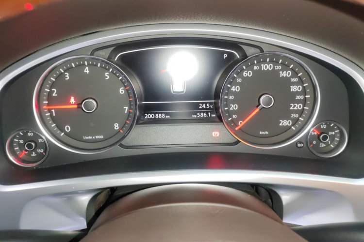Used Volkswagen Touareg 2011 3.0 TSI Comfort Version Instrument Cluster