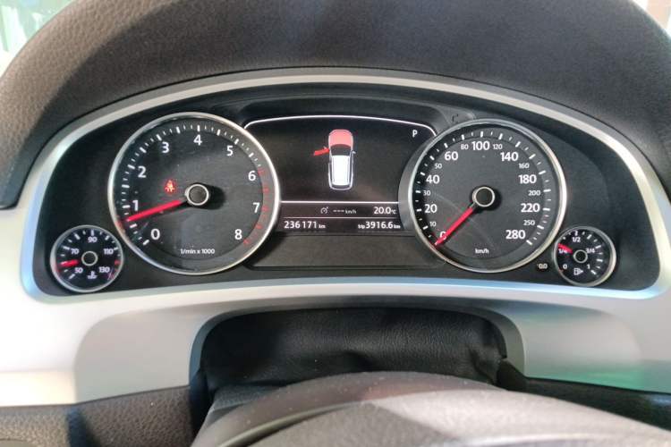Used Volkswagen Touareg 2011 3.0 TSI High-End Version Instrument Cluster