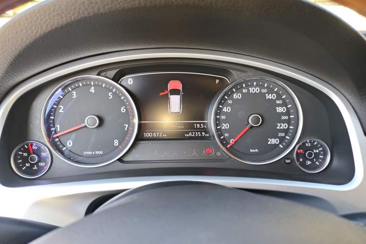 Used Volkswagen Touareg 2011 3.0 TSI Comfort Version Instrument Cluster