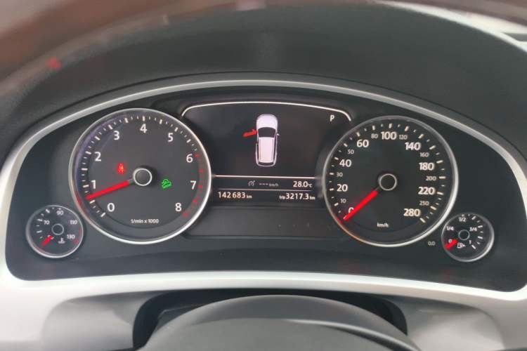Used Volkswagen Touareg 2011 3.0 TSI High-End Version Instrument Cluster