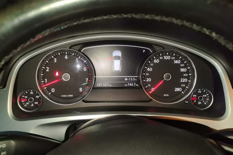 Used Volkswagen Touareg 2011 3.0 TSI Standard Version Instrument Cluster