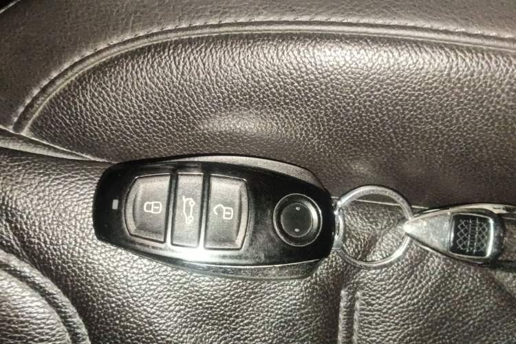 Used Volkswagen Touareg 2011 3.0 TDI Diesel Standard Version Interior 1