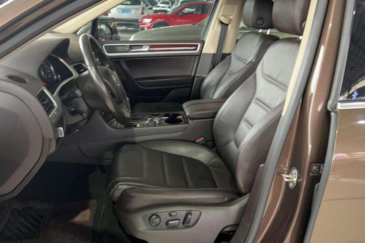 Used Volkswagen Touareg 2011 3.0 TSI Standard Version Interior 1