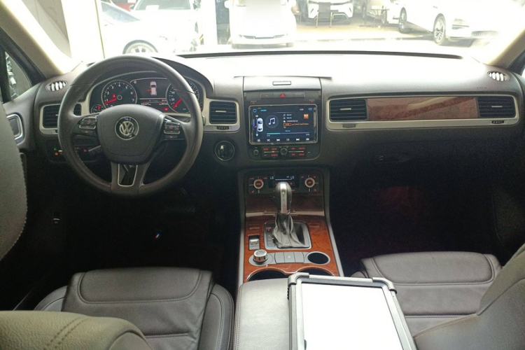 Used Volkswagen Touareg 2011 3.0 TSI Standard Version Interior 1