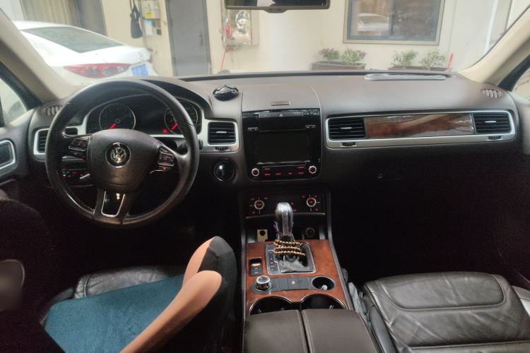Used Volkswagen Touareg 2011 3.0 TSI Standard Version Interior 2