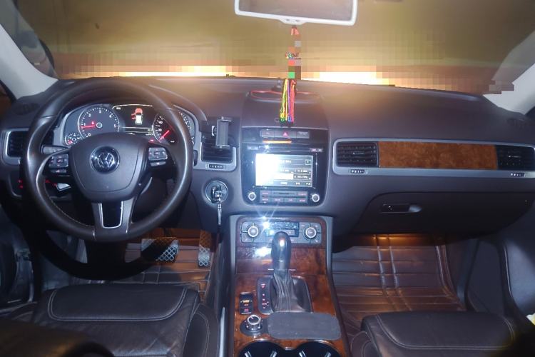 Used Volkswagen Touareg 2011 3.0 TDI Diesel Standard Version Interior 2