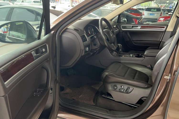 Used Volkswagen Touareg 2011 3.0 TSI Standard Version Interior 2