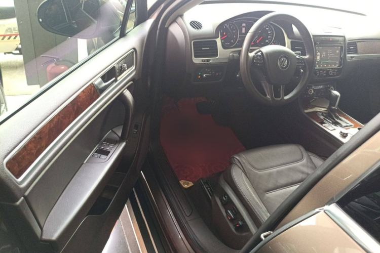Used Volkswagen Touareg 2011 3.0 TSI Standard Version Interior 2
