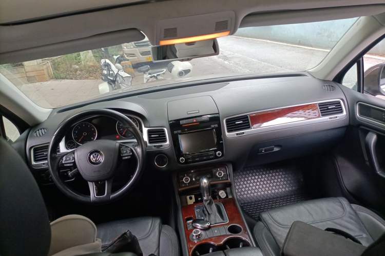 Used Volkswagen Touareg 2011 3.0 TSI Standard Version Interior 2