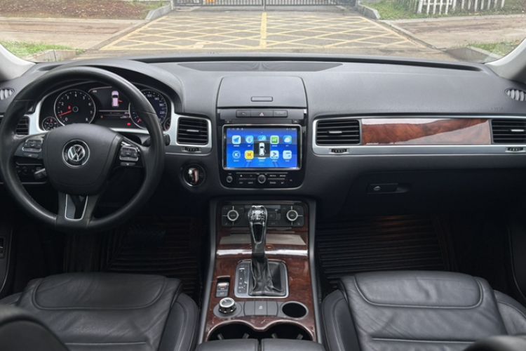 Used Volkswagen Touareg 2011 3.0 TSI Standard Version Interior 2