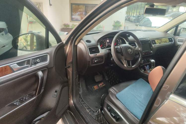 Used Volkswagen Touareg 2011 3.0 TSI Standard Version Interior 3