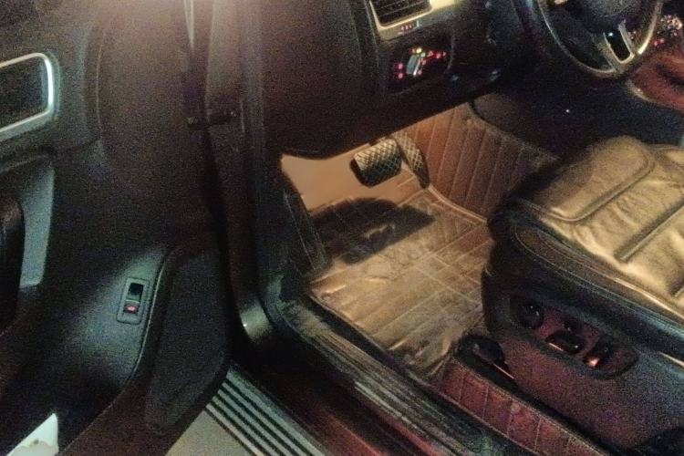 Used Volkswagen Touareg 2011 3.0 TDI Diesel Standard Version Interior 3