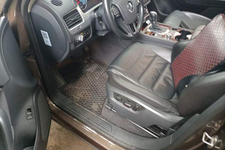 Used Volkswagen Touareg 2011 3.0 TSI Standard Version Interior 3