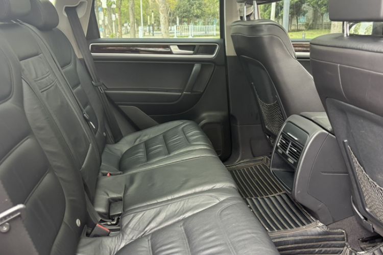 Used Volkswagen Touareg 2011 3.0 TSI Standard Version Interior 3