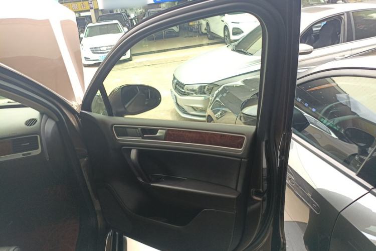 Used Volkswagen Touareg 2011 3.0 TSI Standard Version Interior 4