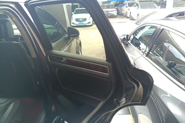 Used Volkswagen Touareg 2011 3.0 TSI Standard Version Interior 5
