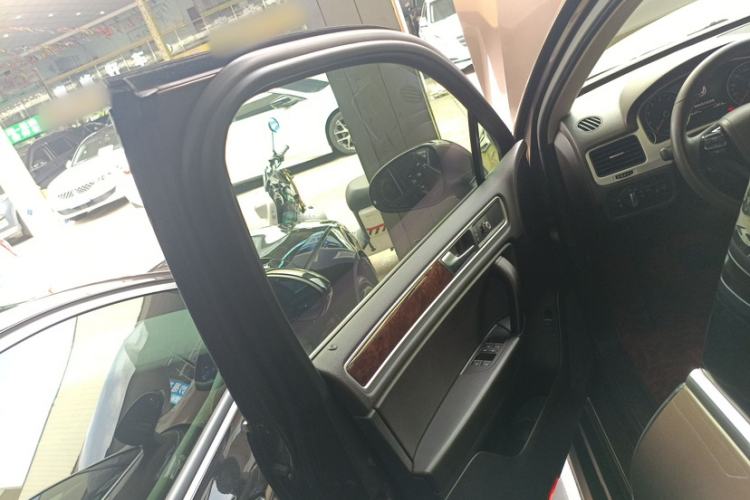 Used Volkswagen Touareg 2011 3.0 TSI Standard Version Interior 6