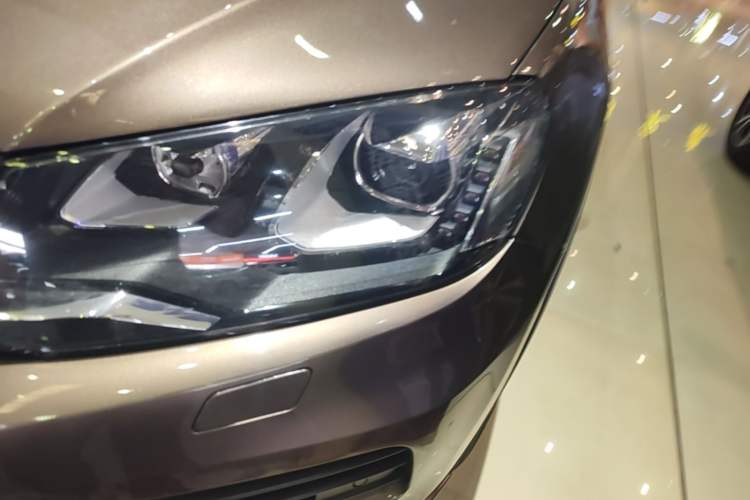 Used Volkswagen Touareg 2011 3.0 TSI Comfort Version Left Front Headlight