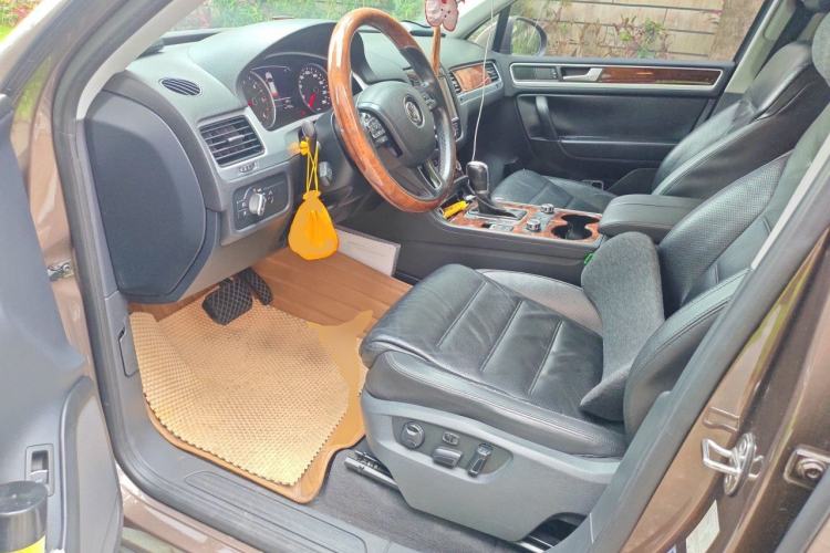 Used Volkswagen Touareg 2011 3.0 TDI Diesel Comfort Version Left Front Seat