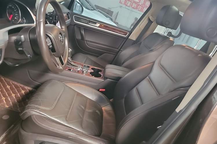 Used Volkswagen Touareg 2011 3.0 TSI Standard Version Left Front Seat