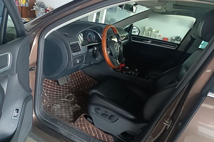 Used Volkswagen Touareg 2011 3.0 TSI High-End Version Left Front Seat
