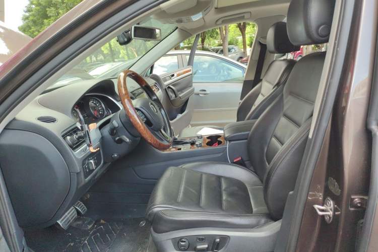 Used Volkswagen Touareg 2011 3.0 TSI Hybrid Left Front Seat