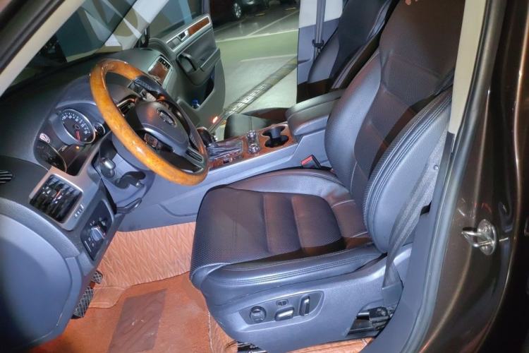 Used Volkswagen Touareg 2011 3.0 TDI Diesel Comfort Version Left Front Seat