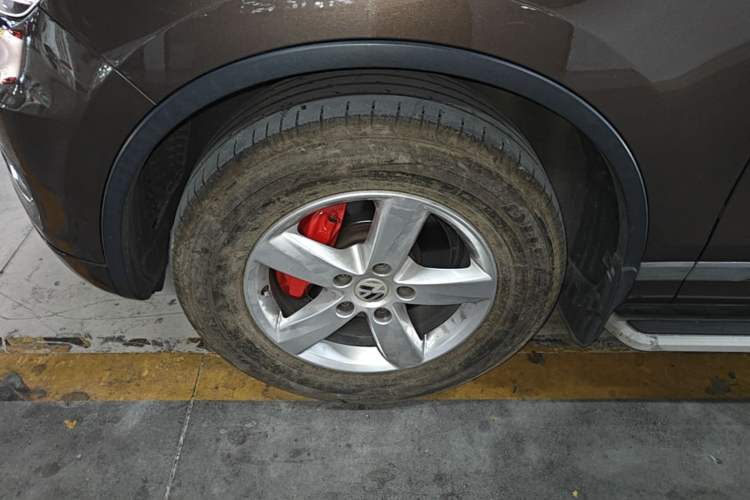 Used Volkswagen Touareg 2011 3.0 TSI Comfort Version Left Front Wheel Hub