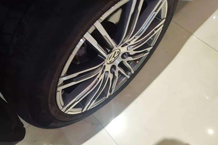 Used Volkswagen Touareg 2011 3.0 TSI Comfort Version Left Front Wheel Hub