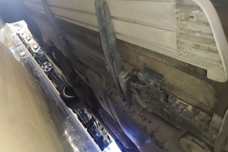 Used Volkswagen Touareg 2011 3.0 TSI Comfort Version Left Side Sill