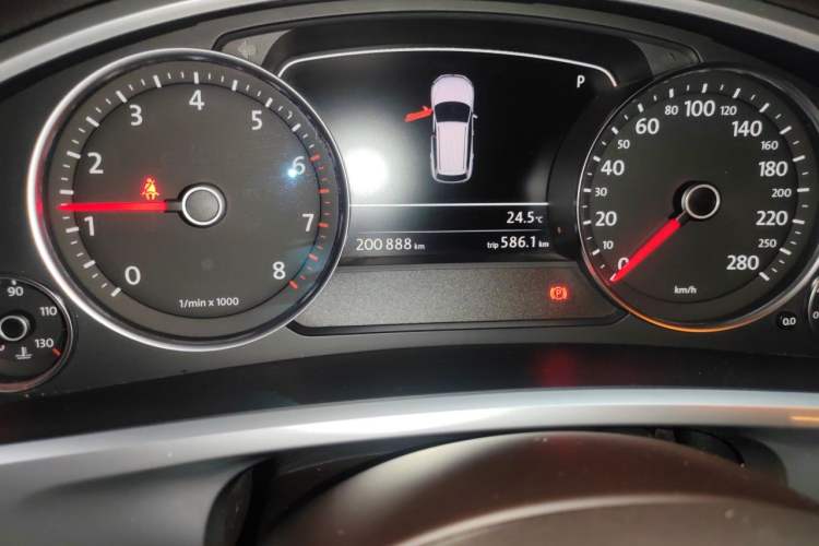 Used Volkswagen Touareg 2011 3.0 TSI Comfort Version Odometer Close Up