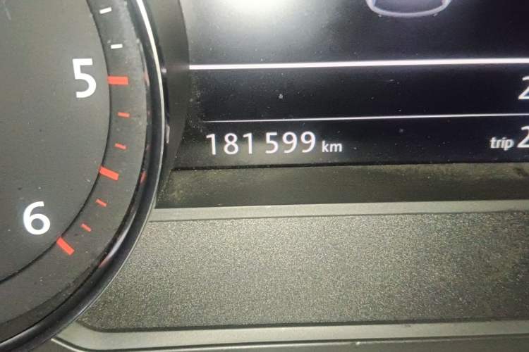 Used Volkswagen Touareg 2011 3.0 TDI Diesel Standard Version Odometer Close Up