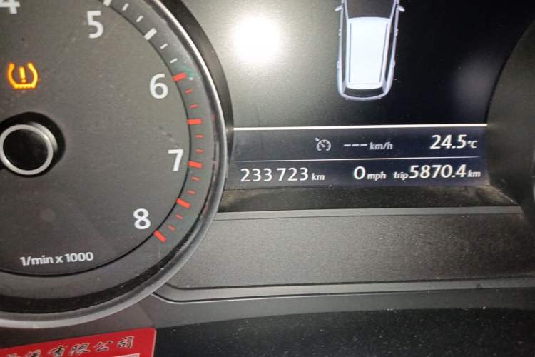 Used Volkswagen Touareg 2011 3.0 TSI Comfort Version Odometer Close Up
