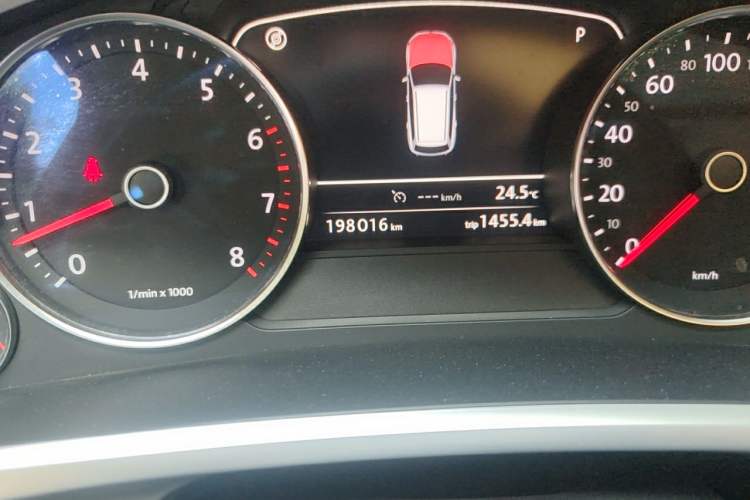 Used Volkswagen Touareg 2011 3.0 TSI Comfort Version Odometer Close Up
