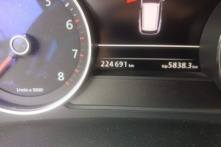 Used Volkswagen Touareg 2011 3.0 TSI Comfort Version Odometer Close Up