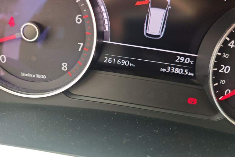 Used Volkswagen Touareg 2011 3.0 TSI Comfort Version Odometer Close Up