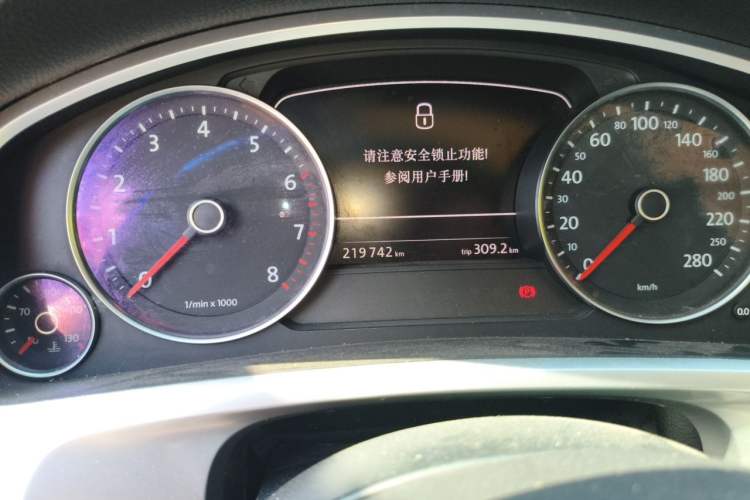 Used Volkswagen Touareg 2011 3.0 TSI Standard Version Odometer Close Up