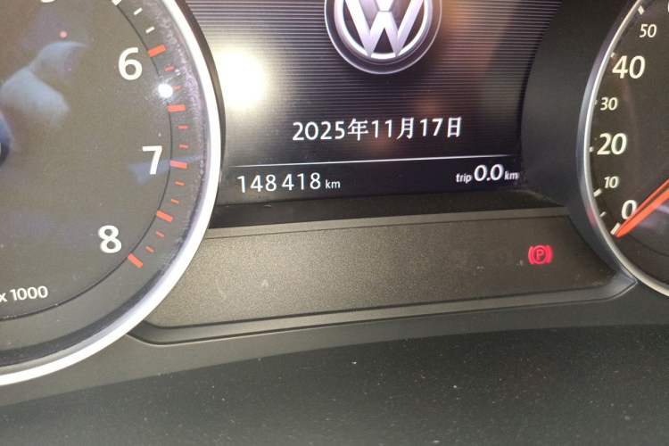 Used Volkswagen Touareg 2011 3.0 TSI Comfort Version Odometer Close Up