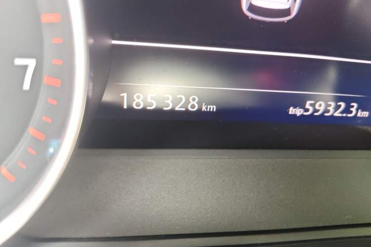 Used Volkswagen Touareg 2011 3.0 TSI Comfort Version Odometer Close Up