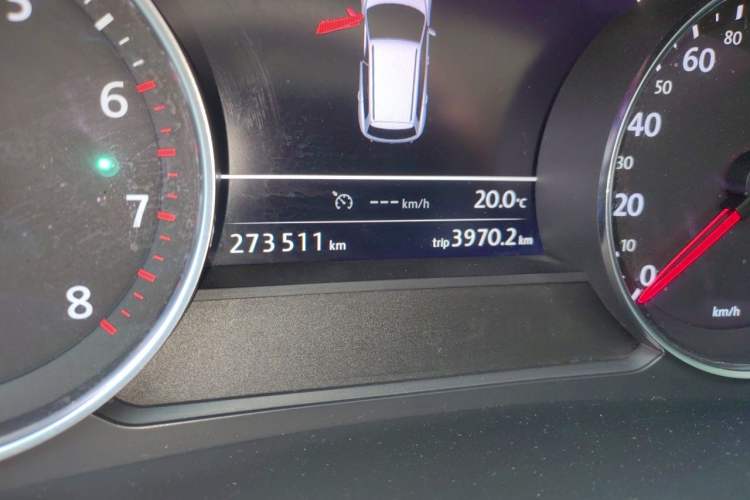 Used Volkswagen Touareg 2011 3.0 TSI High-End Version Odometer Close Up