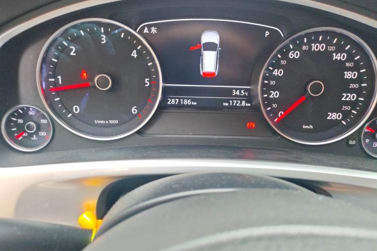 Used Volkswagen Touareg 2011 3.0 TDI Diesel Comfort Version Odometer Close Up