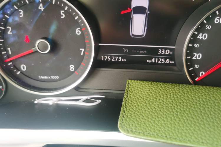 Used Volkswagen Touareg 2011 3.0 TSI Comfort Version Odometer Close Up
