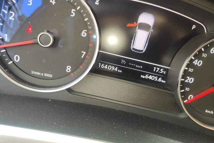 Used Volkswagen Touareg 2011 3.0 TSI Standard Version Odometer Close Up
