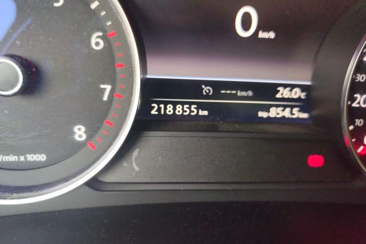 Used Volkswagen Touareg 2011 3.0 TSI Standard Version Odometer Close Up