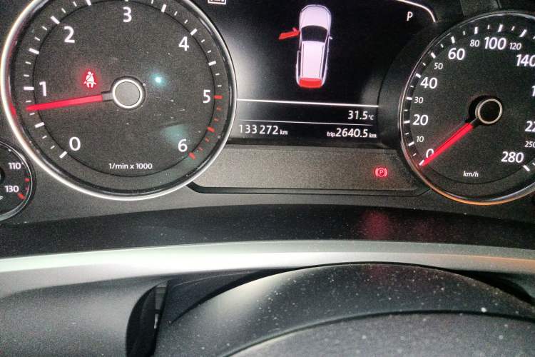 Used Volkswagen Touareg 2011 3.0 TDI Diesel Standard Version Odometer Close Up