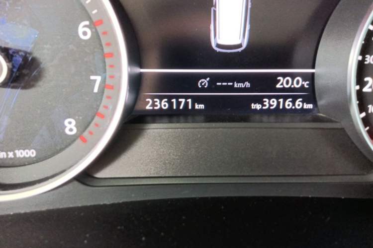 Used Volkswagen Touareg 2011 3.0 TSI High-End Version Odometer Close Up