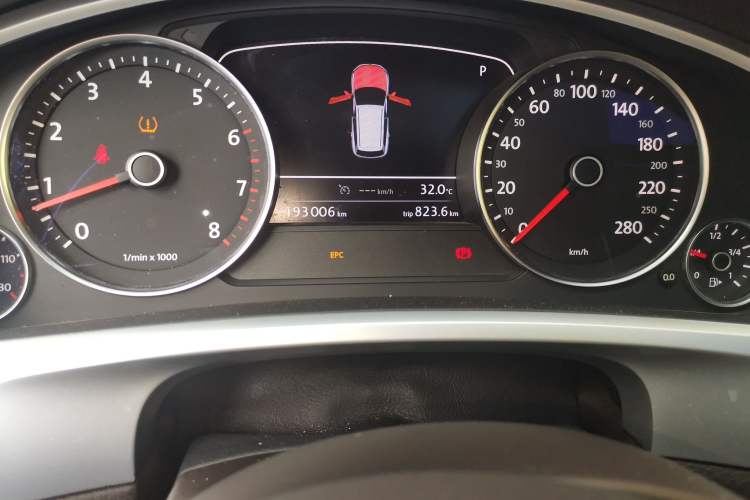 Used Volkswagen Touareg 2011 3.0 TSI Comfort Version Odometer Close Up