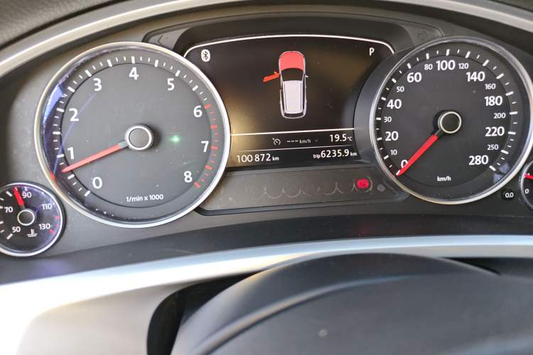 Used Volkswagen Touareg 2011 3.0 TSI Comfort Version Odometer Close Up